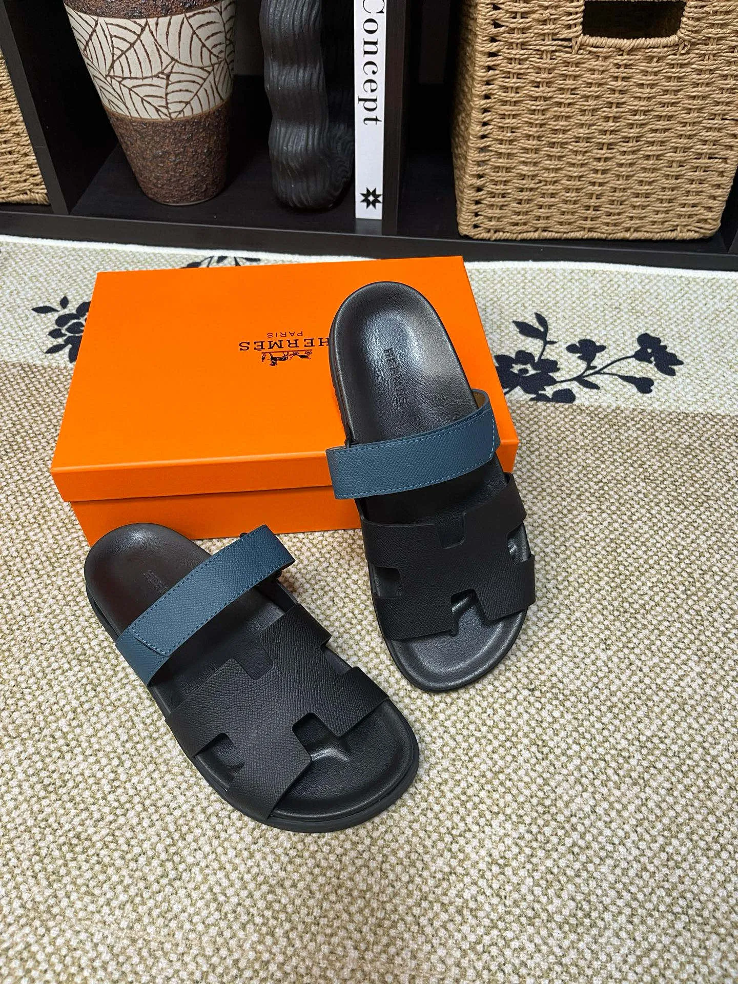 P300 Long-term stock Hermes men’s Kazimir slippers for couples - top quality woven calfskin functional sandals with intertwined uppers inspired by the “H” iconic pattern to create a casual look, perfect for summer. Imported cowhide + cowhide lining + TUP outsole Size: 35-46